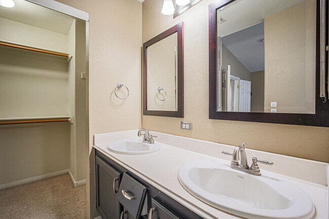 Building Photo - BEAUTIFUL 3 BD HOME LOCATED IN THE HEART O...