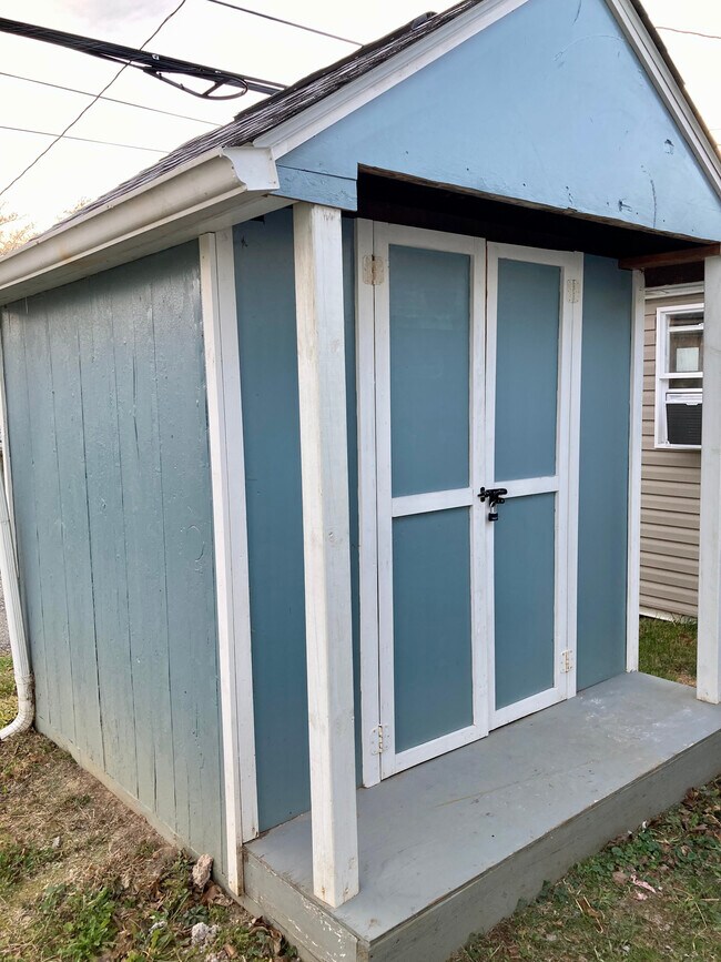 Storage Building - 708 Lewis Ave