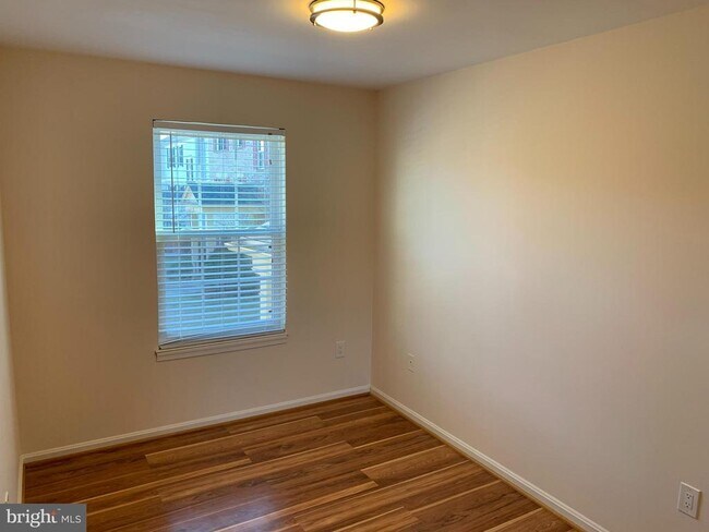 Building Photo - 2 Normandy Square Ct