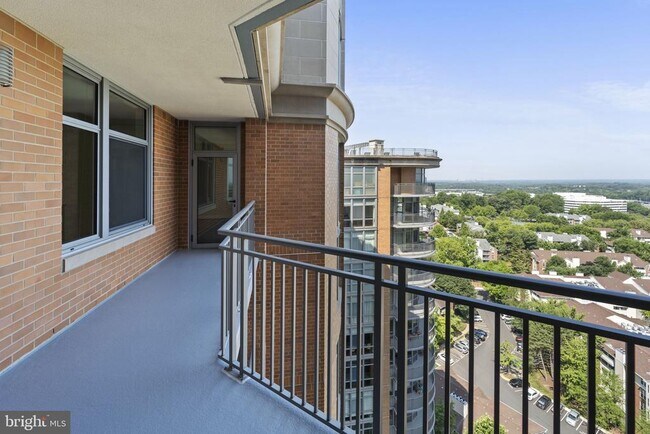 Building Photo - 8220 Crestwood Heights Dr