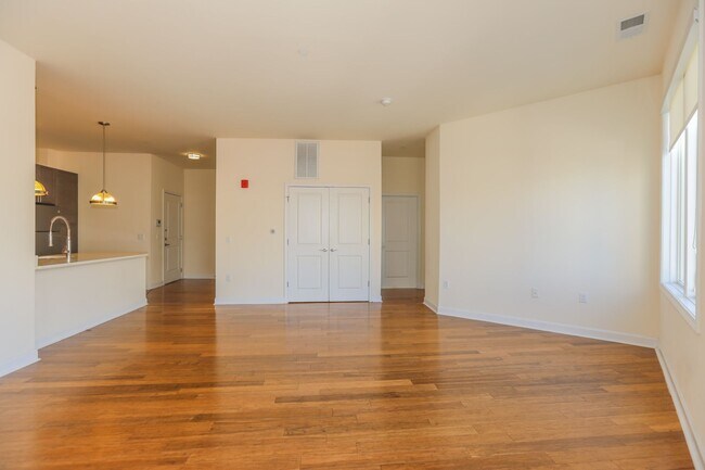 Building Photo - 2/Bedroom 2/ Full Bath - A+ Waterfront Location Near Ferry