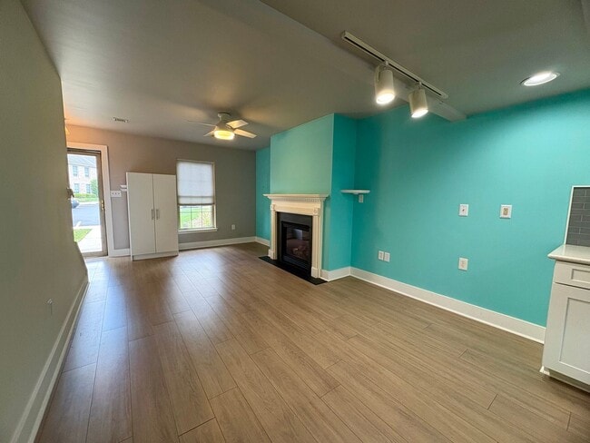 Building Photo - 2 Bedroom 2.5 Bathroom Townhome in Mechani...
