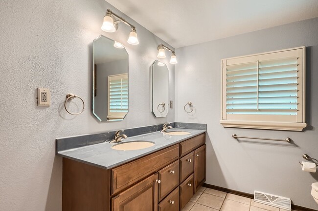 Building Photo - **Stunning 5-Bedroom 4-Bathroom Home in Li...