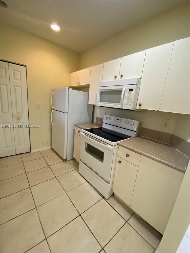 Building Photo - 959 NE 42nd Pl