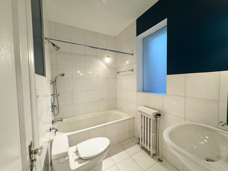 Building Photo - 1406 W Thorndale Ave