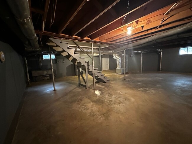 Building Photo - Spacious 3 bedroom/ 2.5 bath home near Exi...