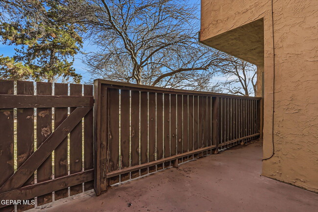 Building Photo - 1644 Lomaland Dr