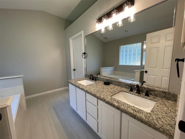 Building Photo - 38 Tivoli Garden Ct