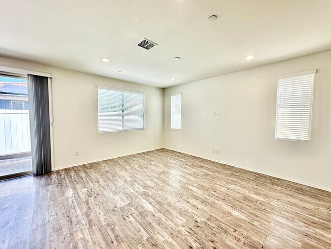 Building Photo - Lovely, Light & Bright, Two-Story, Detached Home in the Desirable Wildgrove Community of Vista!