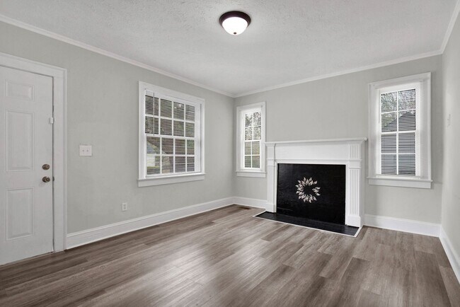 Building Photo - 216 Hawthrone