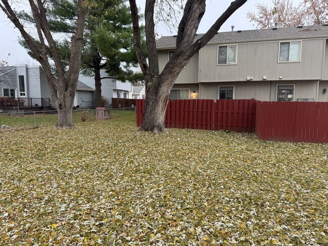 Building Photo - Updated Townhome in Willow Wood Near 120th & Blondo!