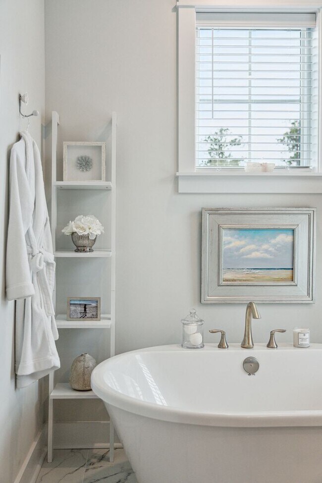 Building Photo - 2/4 Townhome in Midtown Located in Mt. Ple...