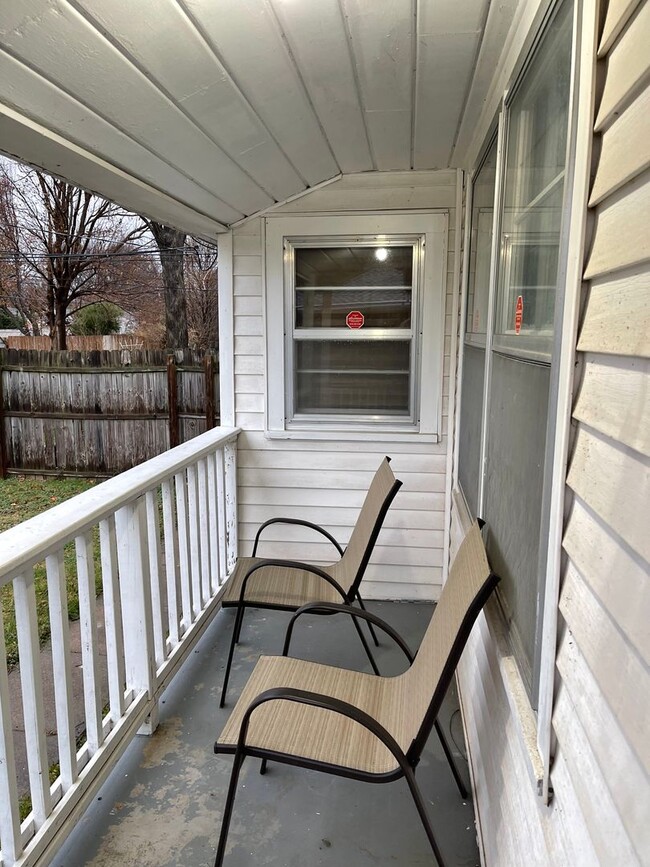 Building Photo - Red Brick Adorable Bungalow Close To Brook...