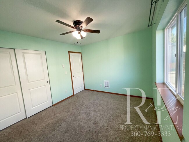 Building Photo - Spacious 3 bedroom