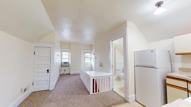 Building Photo - SPACIOUS Single Family House AVAILABLE Fal...