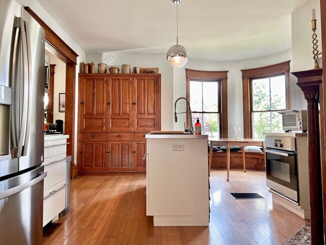 Building Photo - Victorian Gem in the Heart of Downtown – F...