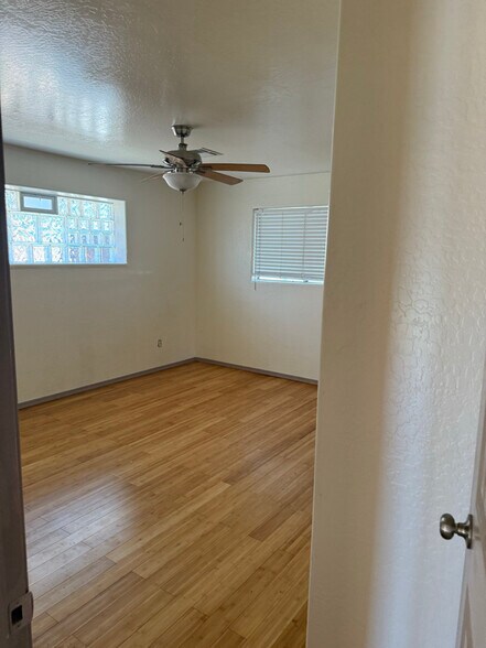 Building Photo - 2923 W Rose Ln