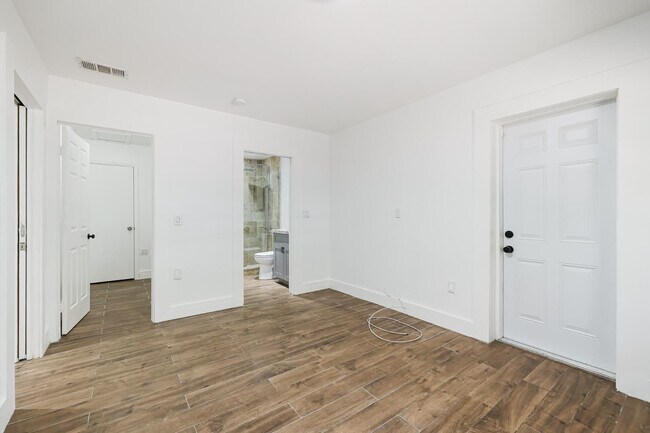 Building Photo - 7620 SW 59th Ave