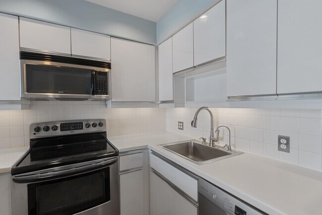 Building Photo - 100 Shearwater Ct E