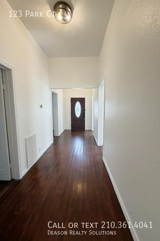 Building Photo - 123 Park Ct