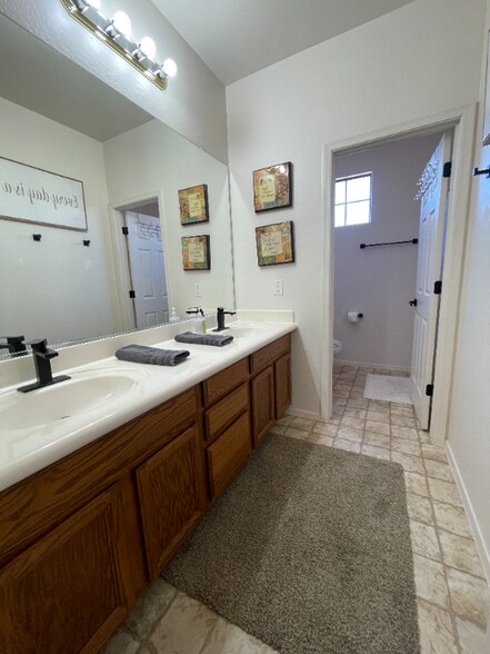 Building Photo - 9622 S 46th Ln