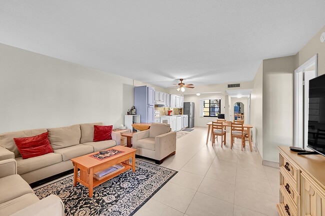 Building Photo - 138 S Cypress Rd