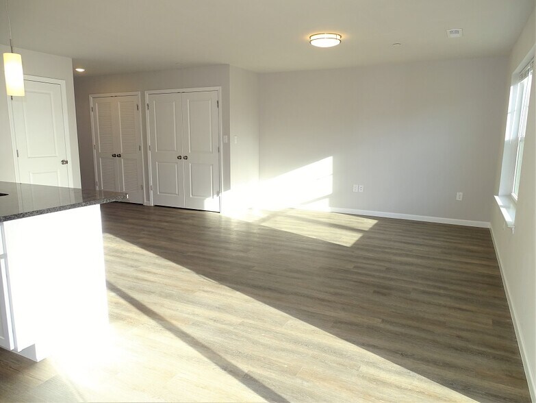 Building Photo - 21 Cobblestone Ct