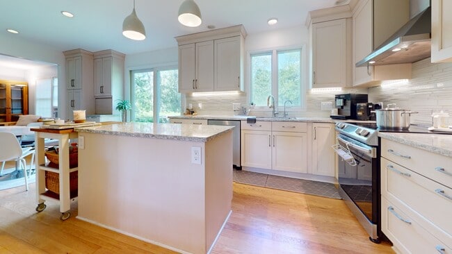 Building Photo - 118 Simsbury Dr