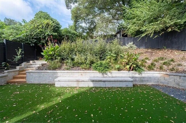 Building Photo - 813 Coleman St SW