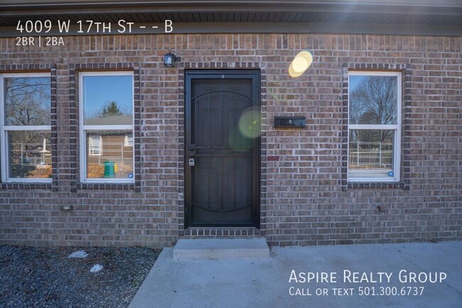 Building Photo - Modern, Updated 2 Bedroom Duplex