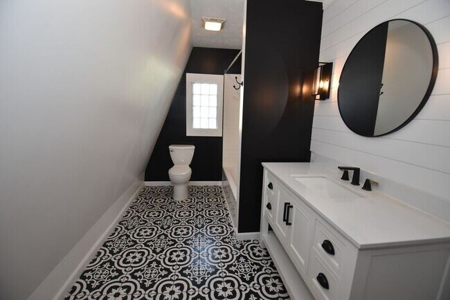Building Photo - Central Mishawaka- close to Parks and Down...