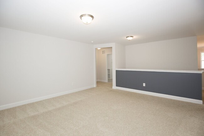 Building Photo - Charming 4 Bedroom Rental Home with Spacio...