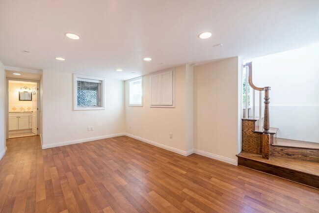 Building Photo - Super Cute 3bed 2 bath home with peek-a-boo ocean view South Redondo