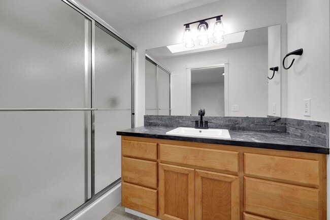 Building Photo - Updated 3 bedroom 2 bath house in a great ...