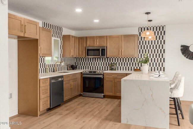 Building Photo - 516 E Greenway Dr