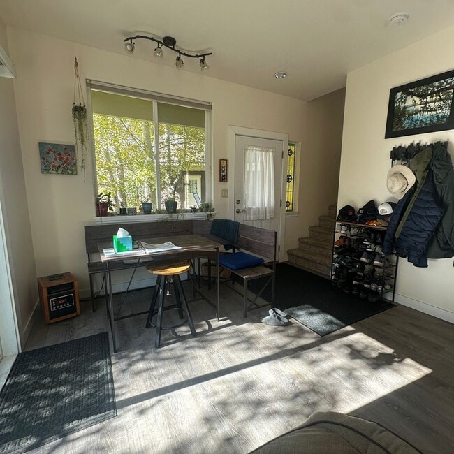 Building Photo - Spacious  3 bedroom 2.5 bathroom townhouse