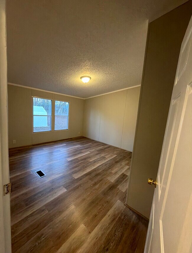 Building Photo - 103 Oak Ct