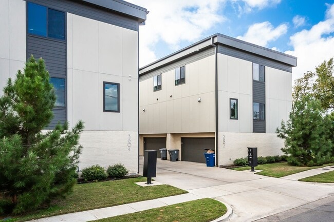 Building Photo - Modern 2 bed, 2.1 Bath townhome, walking distance to Greenville Ave