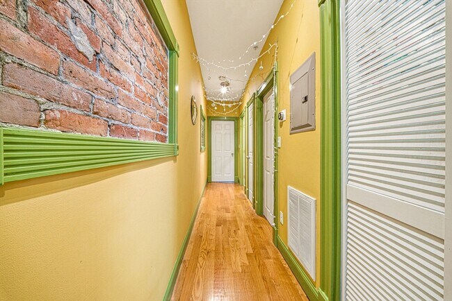 Building Photo - 12-14-14 Everett St
