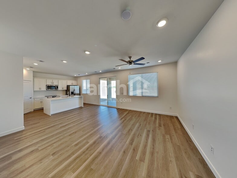 Building Photo - 9658 N Avenida Lucena