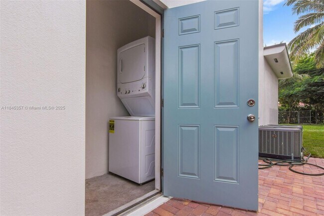 Building Photo - 1136 SW 12th Ct