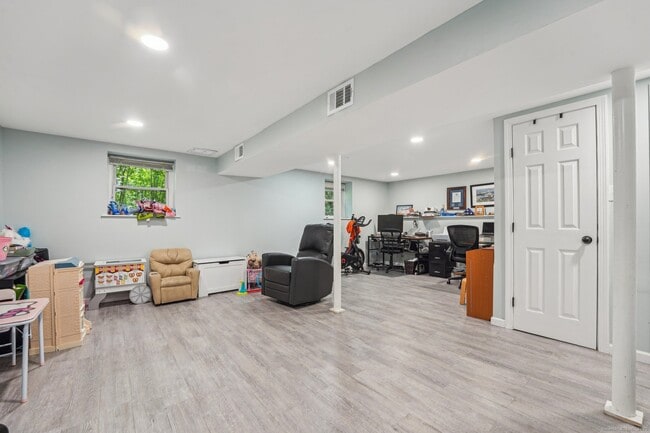 Building Photo - 44 Simsbury Manor Dr
