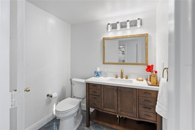 Building Photo - 100 Pierce St