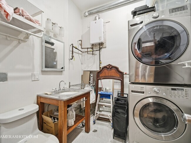 Building Photo - 2452 W Arthington St