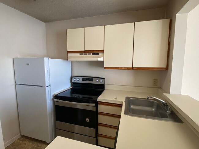 Building Photo - 1600 Park Cir