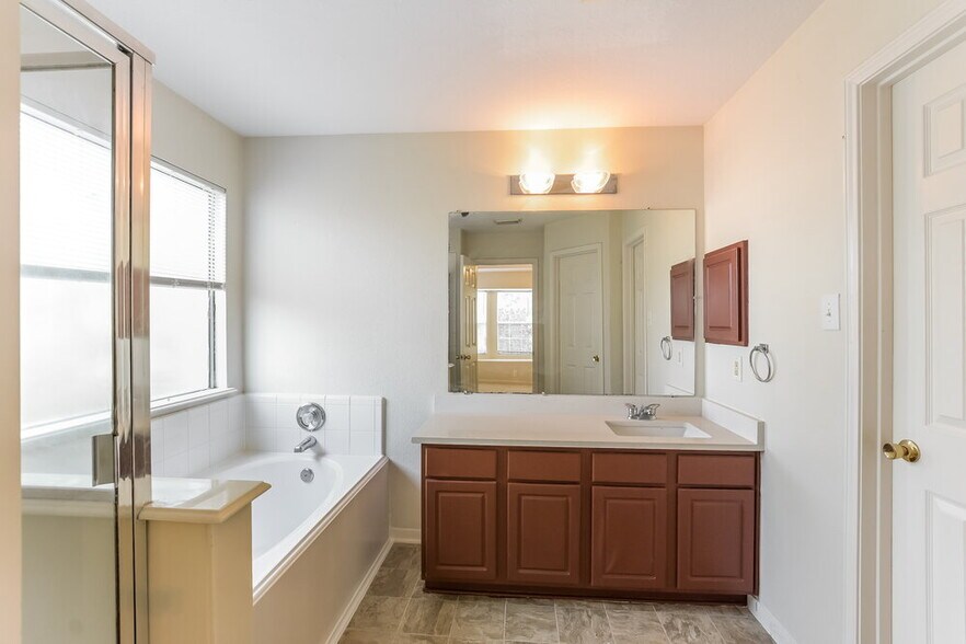 Building Photo - 12226 Carriage Oak Cir