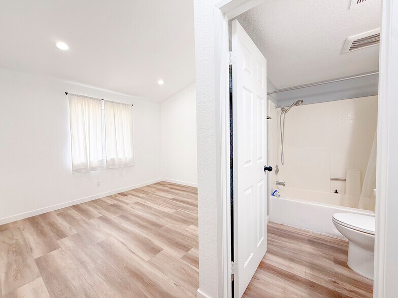 2nd bedroom + bathroom - 3598 Meadowlark St