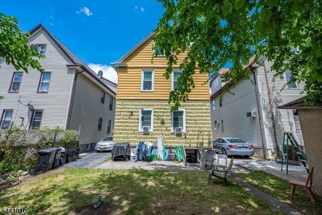 Building Photo - 103 Knapp Ave