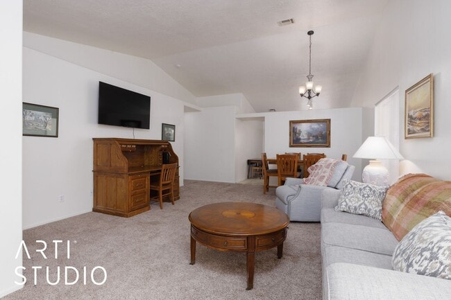 Building Photo - Short term fully furnished 3-bedroom 2 bat...