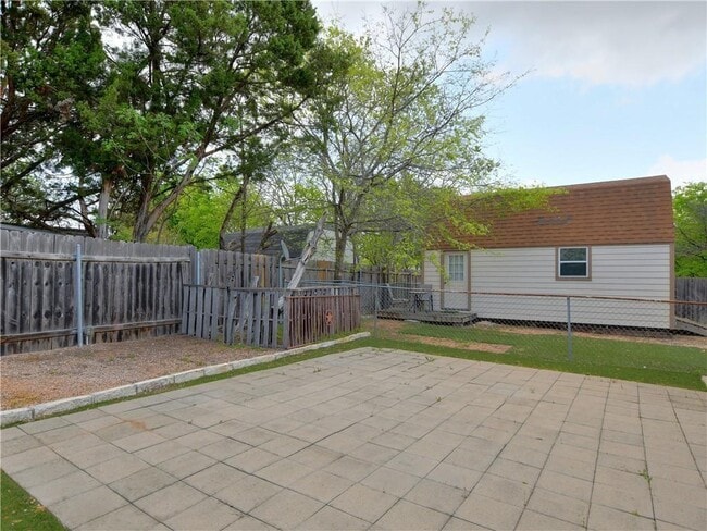 Building Photo - 606 Tyrone Dr